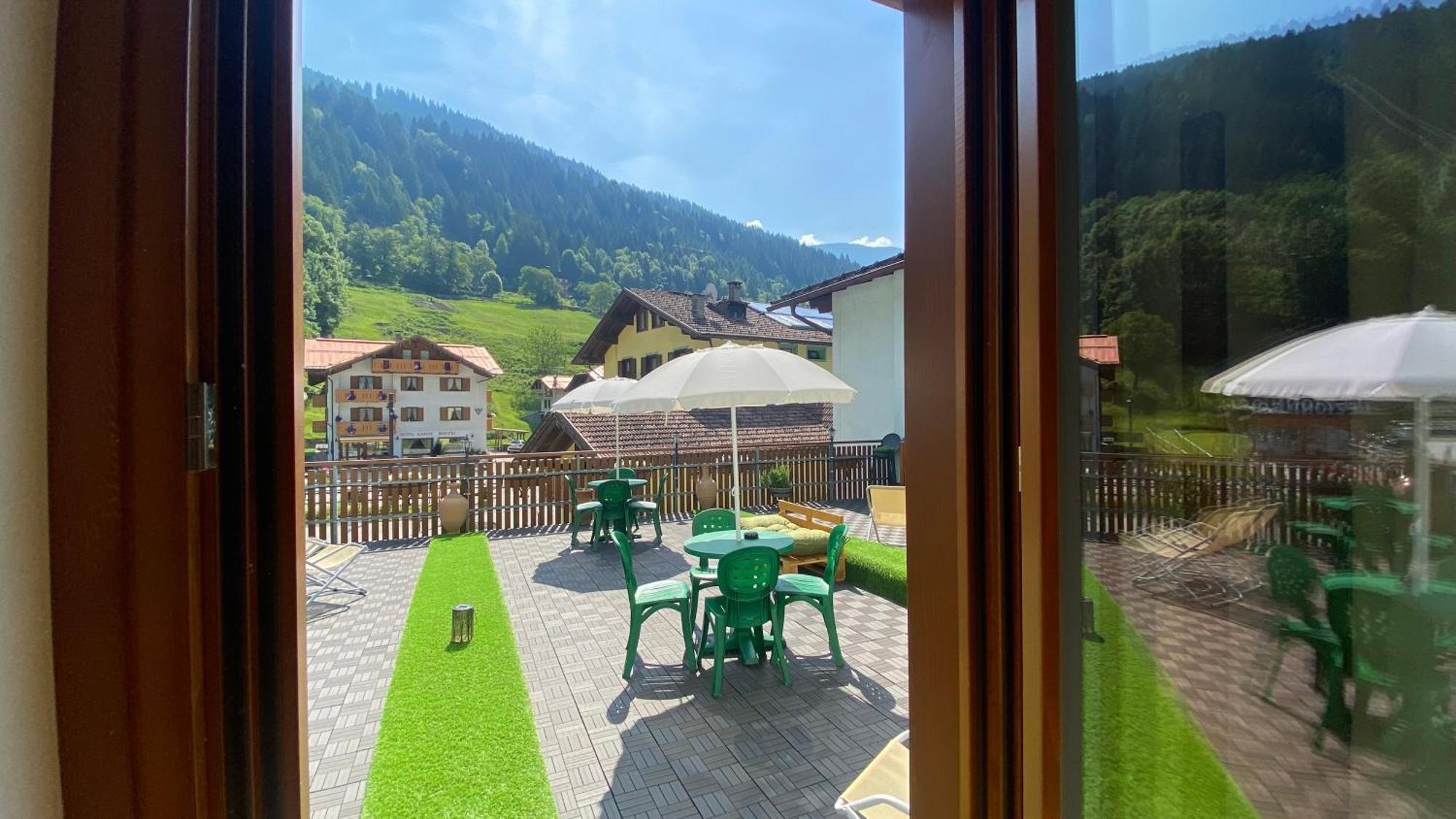 Casteluce Hotel Funivie Pinzolo Exterior photo